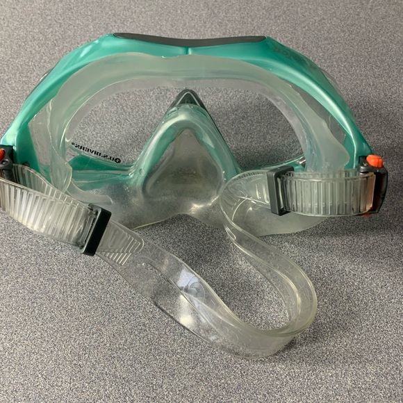 U.S. Divers tempered diving mask. 4 window view - Picture 2 of 5